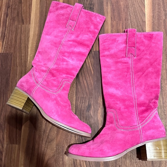 Vintage Shoes - Vintage Newport News pink suede boots! 😍